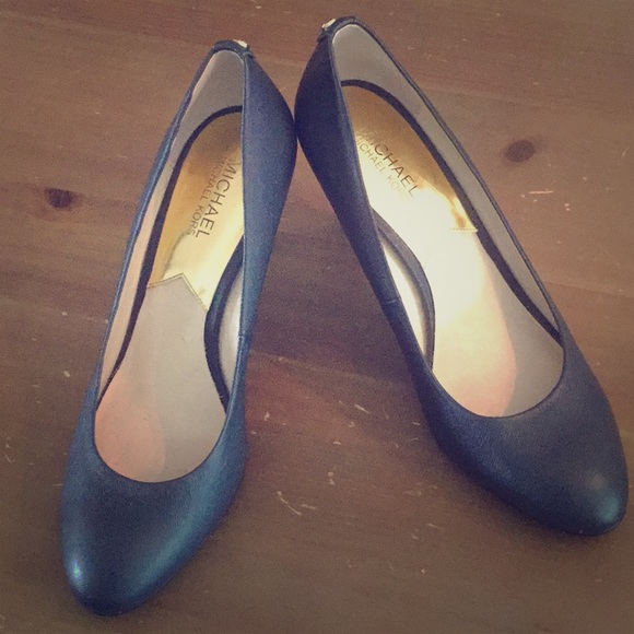 michael kors navy pumps
